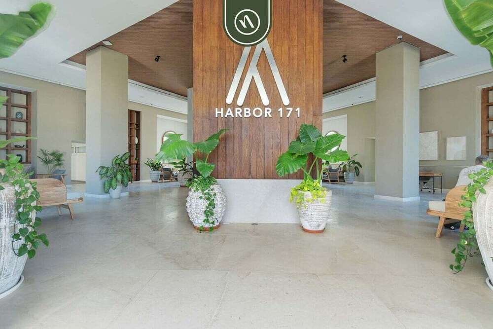 Luxury 4 BR Condo Amazing Views - Beach - Pools