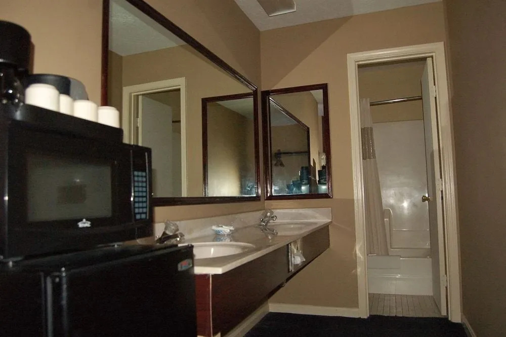 Golden Manor Inn & Suites