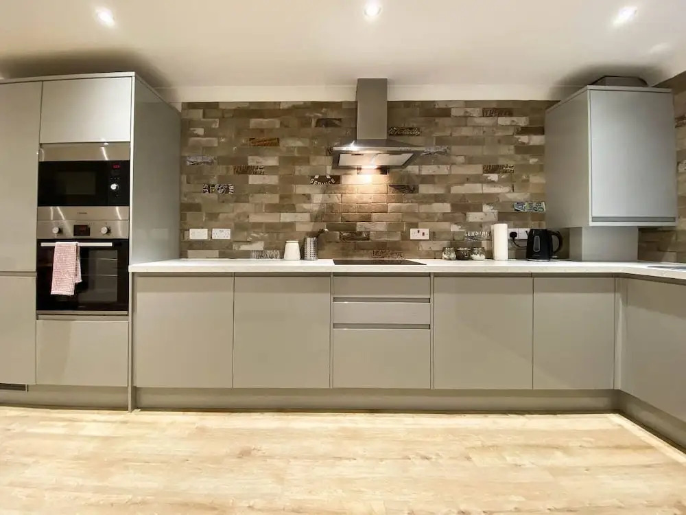 Large Modern 3 Bedroom Apartment - Free Parking