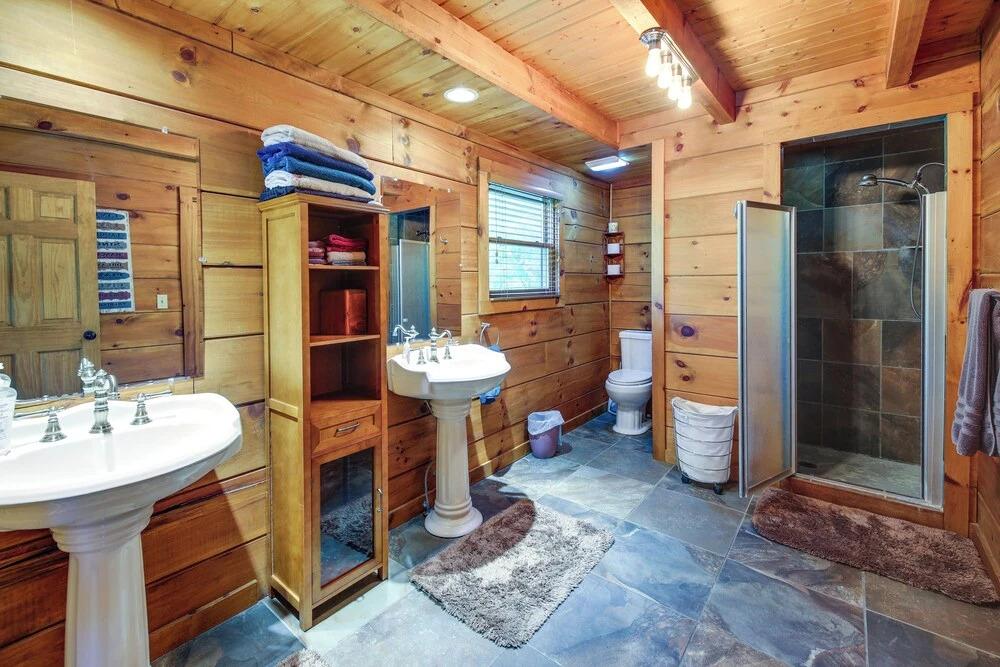 Sevierville Cabin w/ Hot Tub & Mountain-view Deck