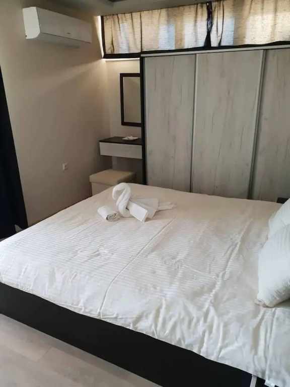 2-bed - Sleeps 4 - w Parking
