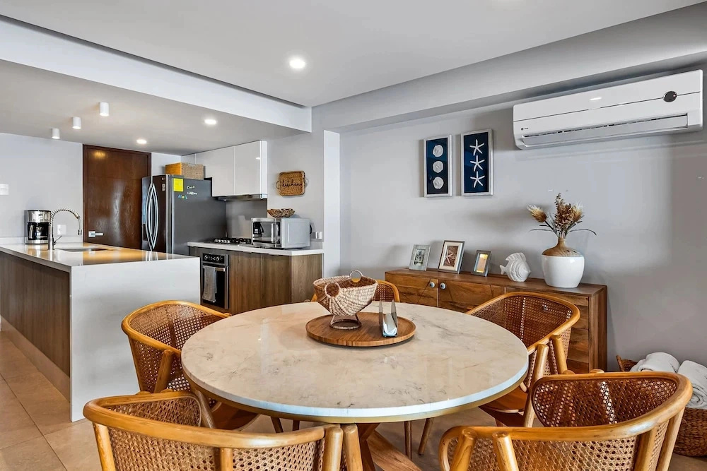 Luxury Apartment With Infinity Pool, Ocean Views, Balcony & Easy Downtown Access