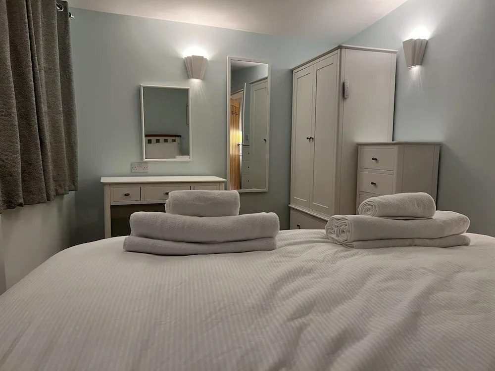 Charming Woodland Lodge 2 Person 1 Bedroom