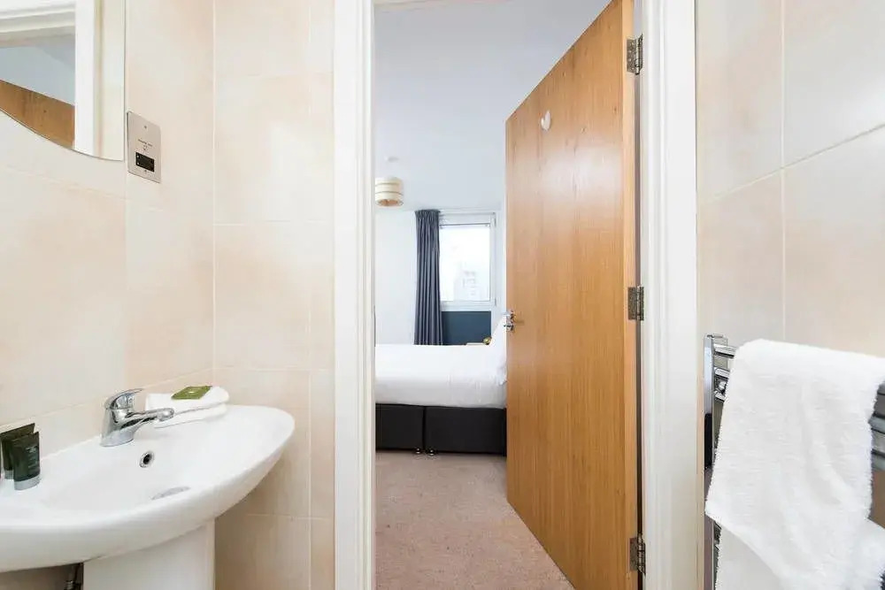 Modern 3BR Flat in Stratford With Great Views!