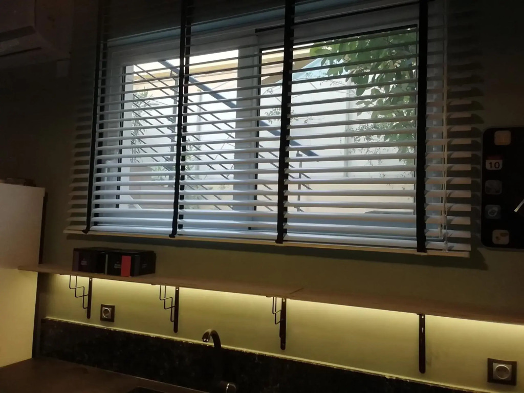 Amazing Semi-Basement Art Apartment easy walk to Napflio centre