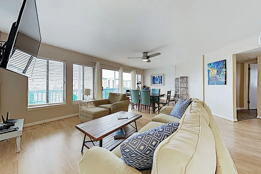 New Listing! Gulf-view : Heated Pool, Hot Tub 2 Bedroom Condo