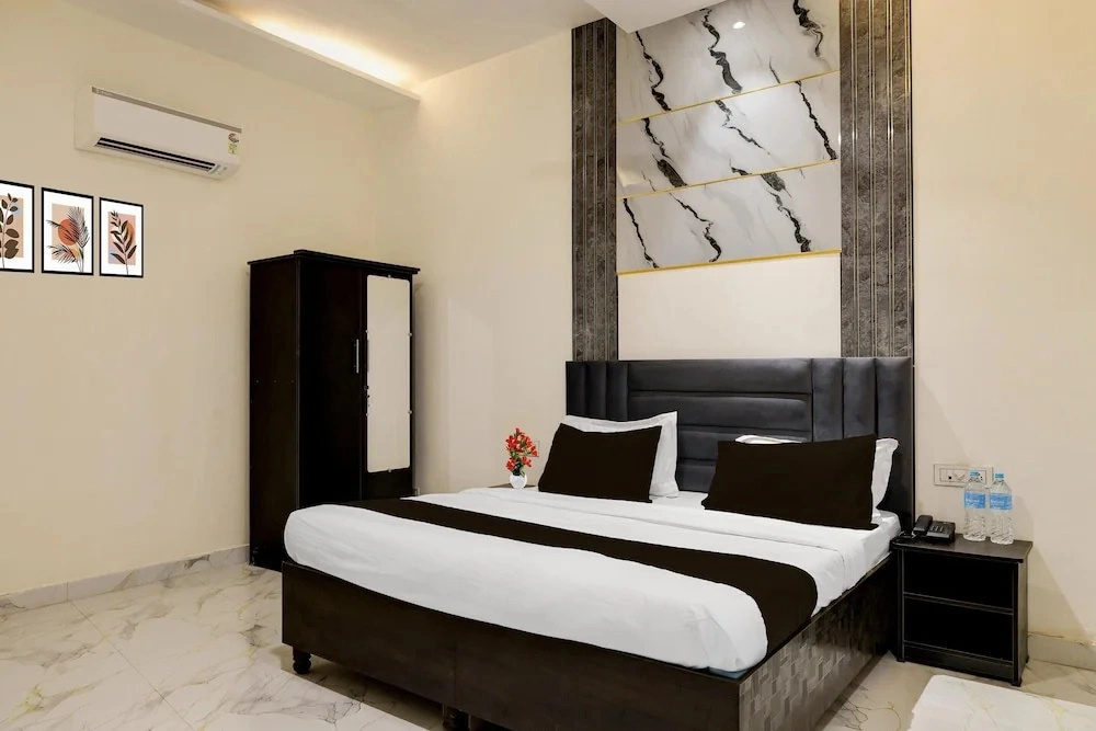 Deluxe Super Townhouse by OYO GT Road