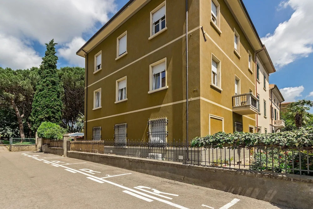 Casa Mirko - B & B con stazione ricarica auto elettriche parcheggio privato auto moto biciclette