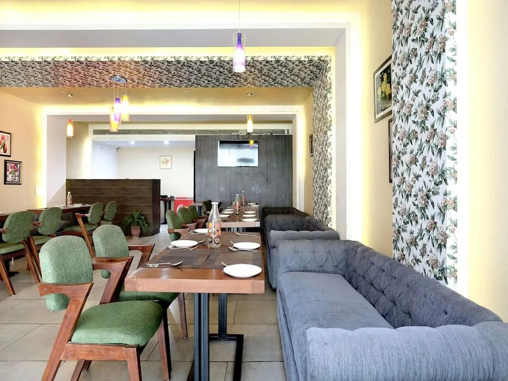 OYO 7100 Hotel Crossroads