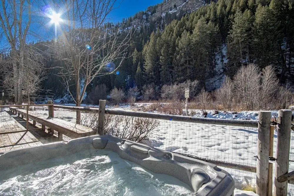 River House - 4BD Riverfront, Hot Tub, Near SV Ski Lifts!