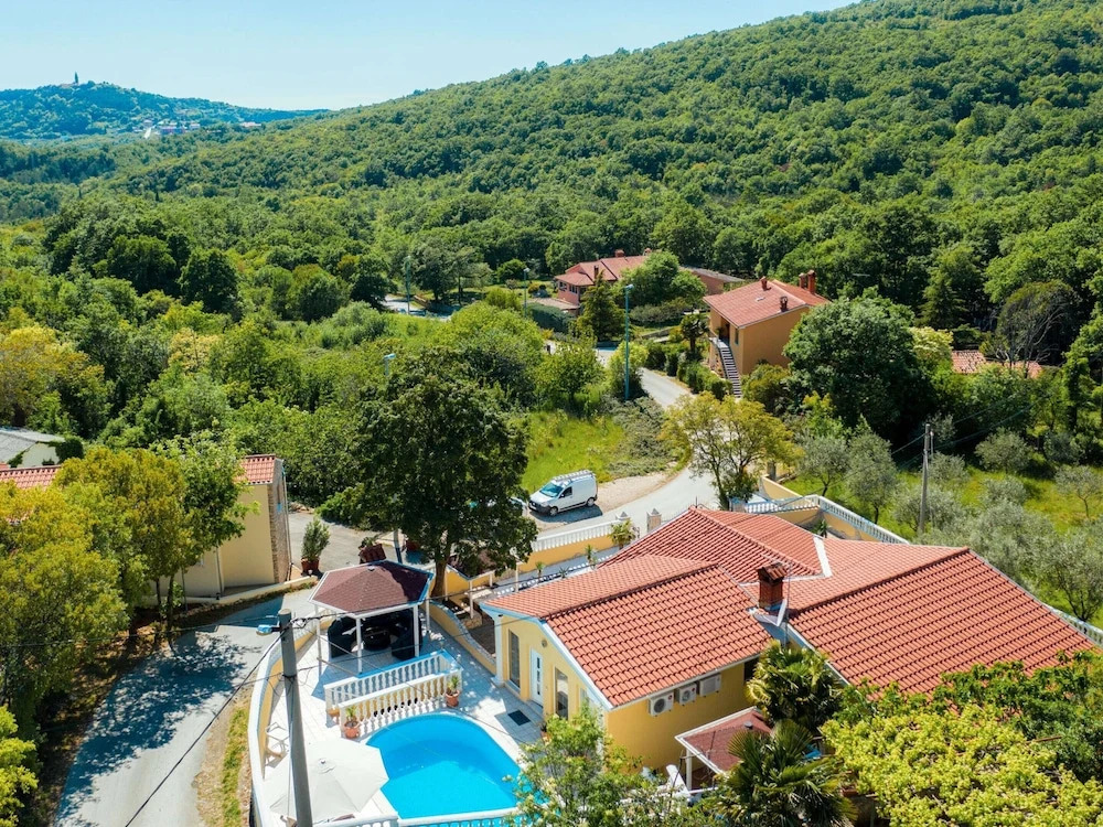 Villa in Ripenda Kras with Pool and Sauna