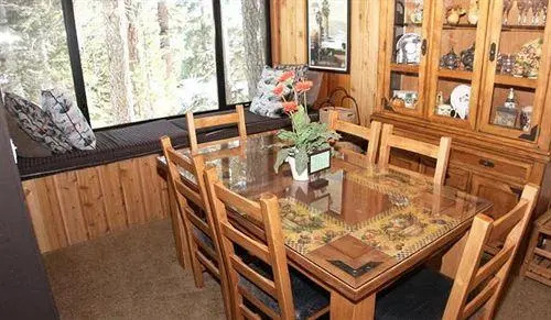 Slopeside Four Bedroom Homes at 1849 Condos - Free Wifi and Parking! by RedAwning
