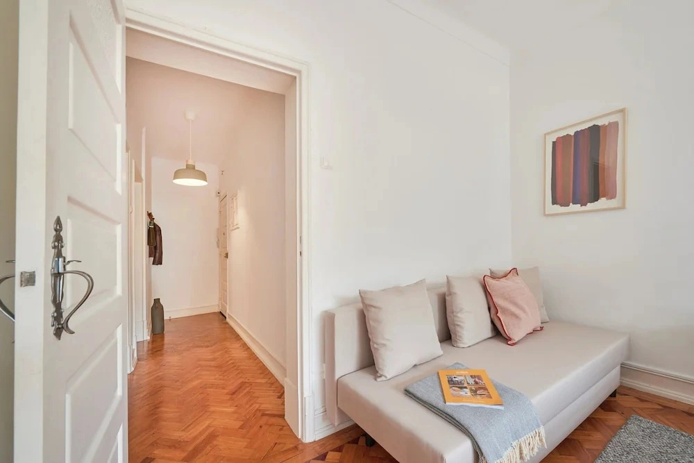 Light Filled & Renovated Apartment, By Timecooler