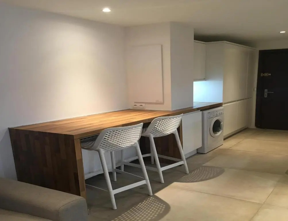 Très beau studio avec terrasse, situé à 100m des plages de Juans les pins