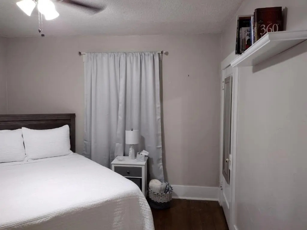 Cherry Street Vintage Apartment-Free Parking!