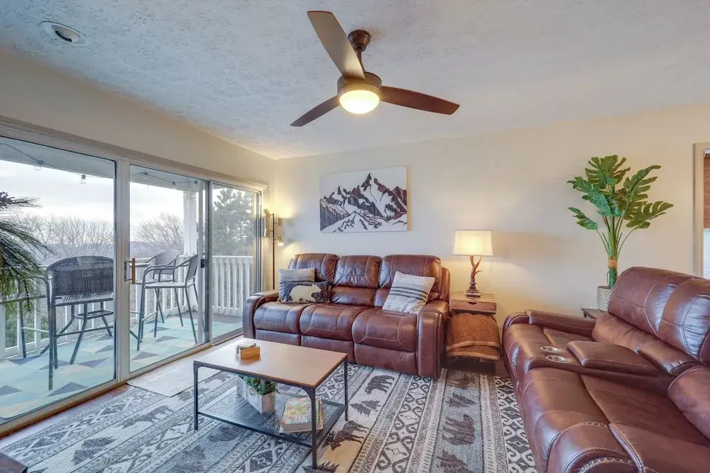 Cozy Condo w/ Balcony & Views in Beech Mountain!