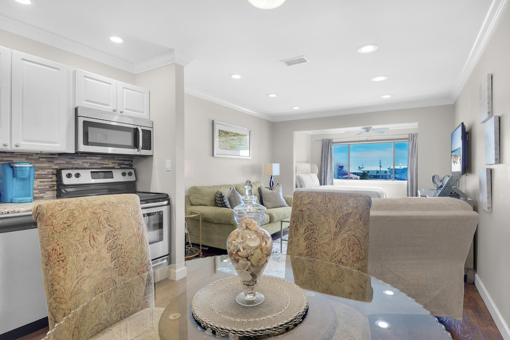 Sunset Harbor Palms 2-304