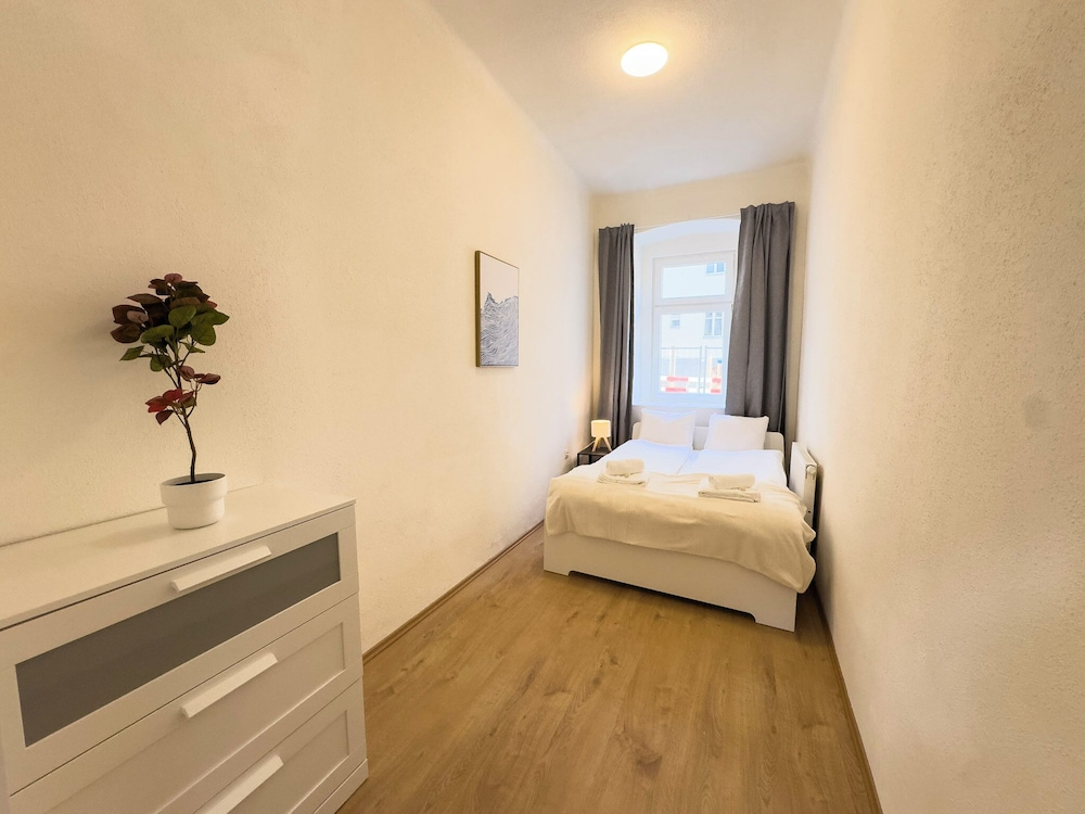 2 Bedroom Apartments 18 Min to center