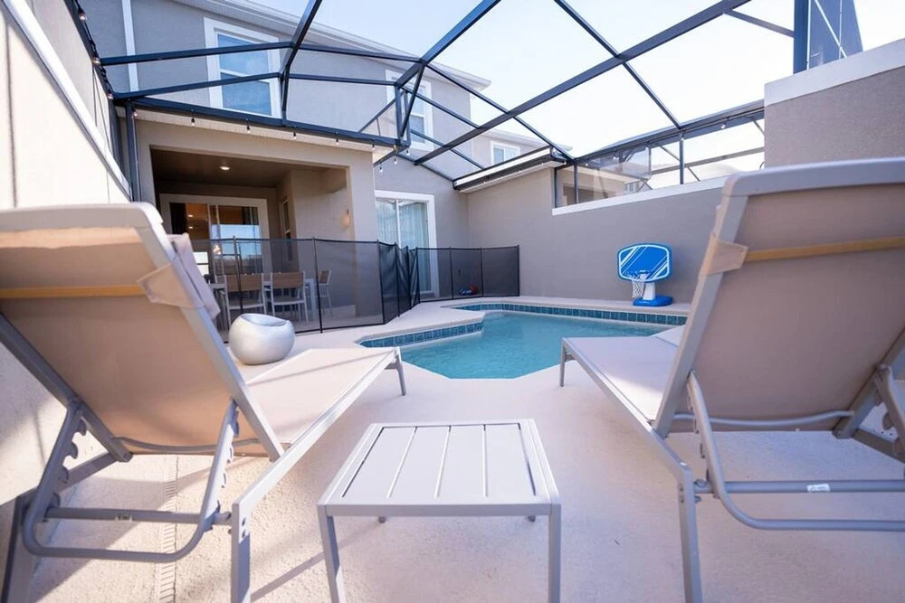 TH 4Br Walking Distance to Club