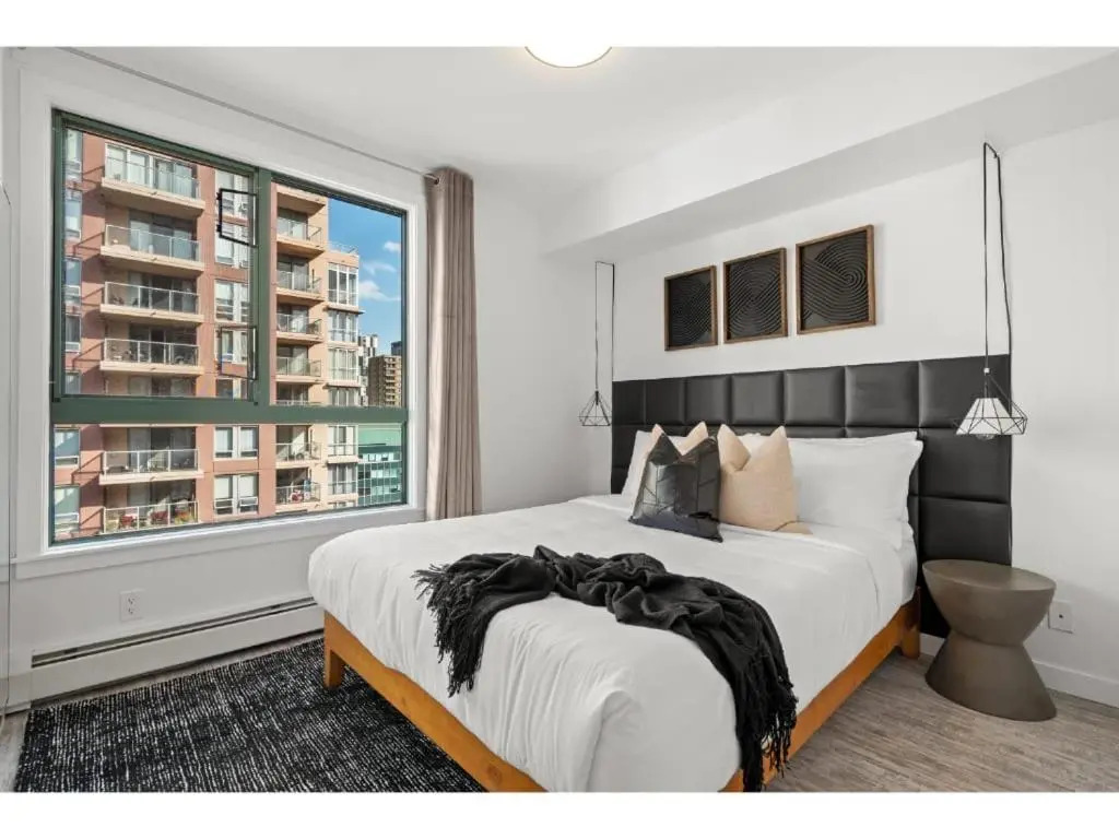 The Loki I Patio & BBQ I Sleeps 5 I Downtown I TV