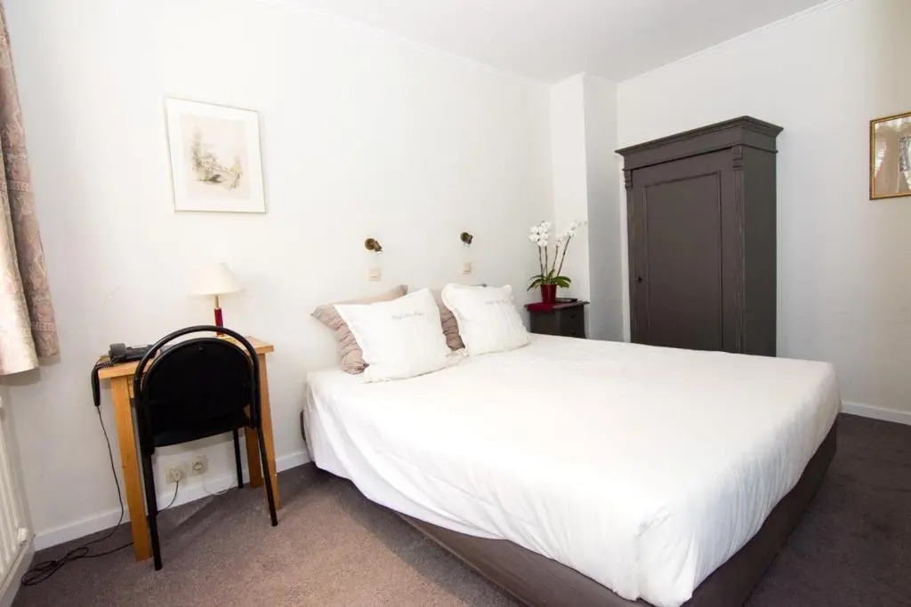 Gillis Eight Guest Rooms by Romy&Travis