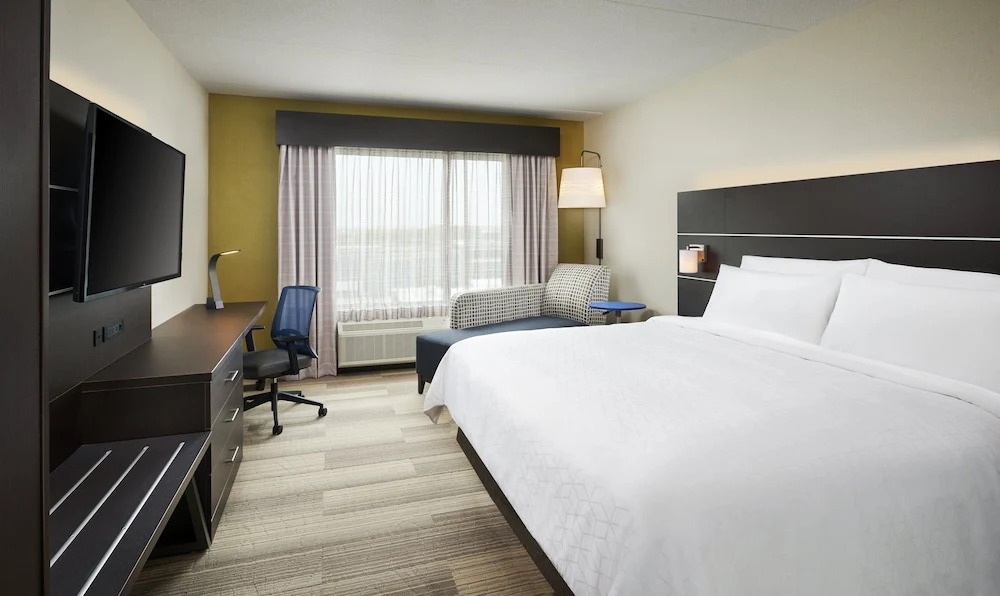Holiday Inn Express & Suites Windsor East - Lakeshore by IHG