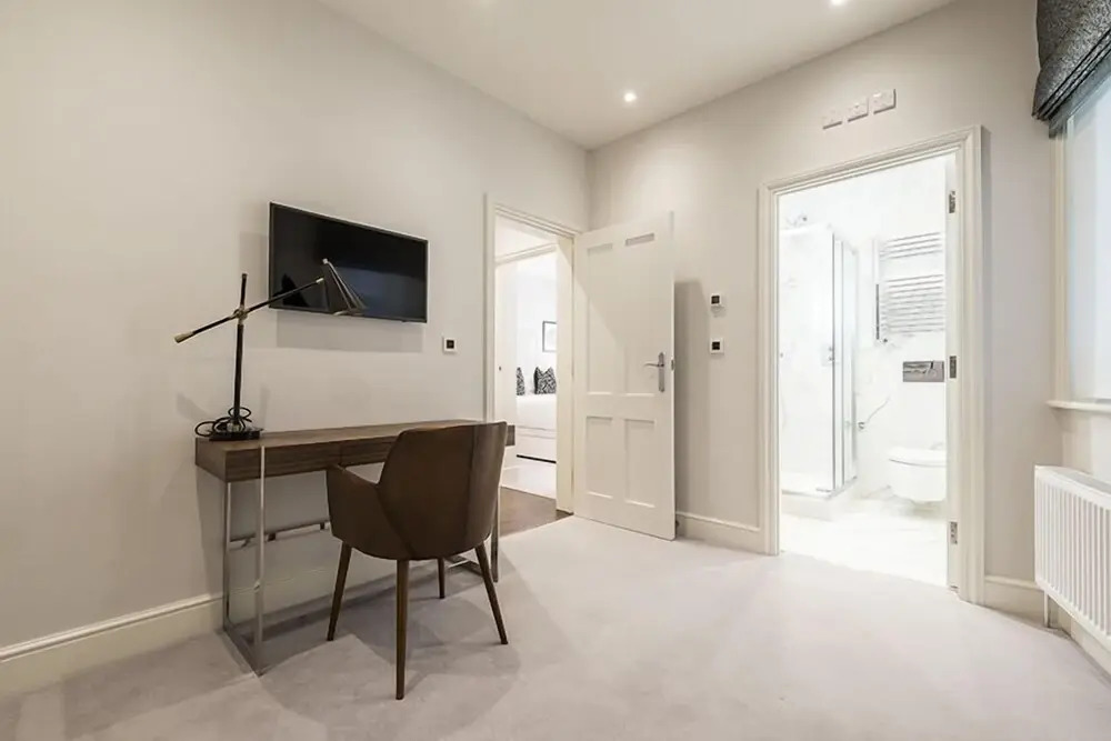 Luxury Three Bedroom - Flat 122 Lower Ground Floor