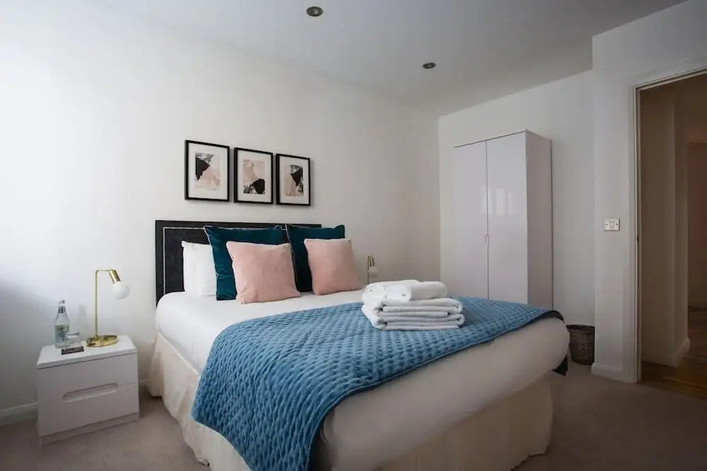 Flying Butler Croydon Apartment