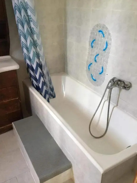 Tota's guest house, 4 min walk to the beach