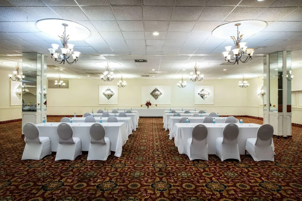 Apm Inn & Suites