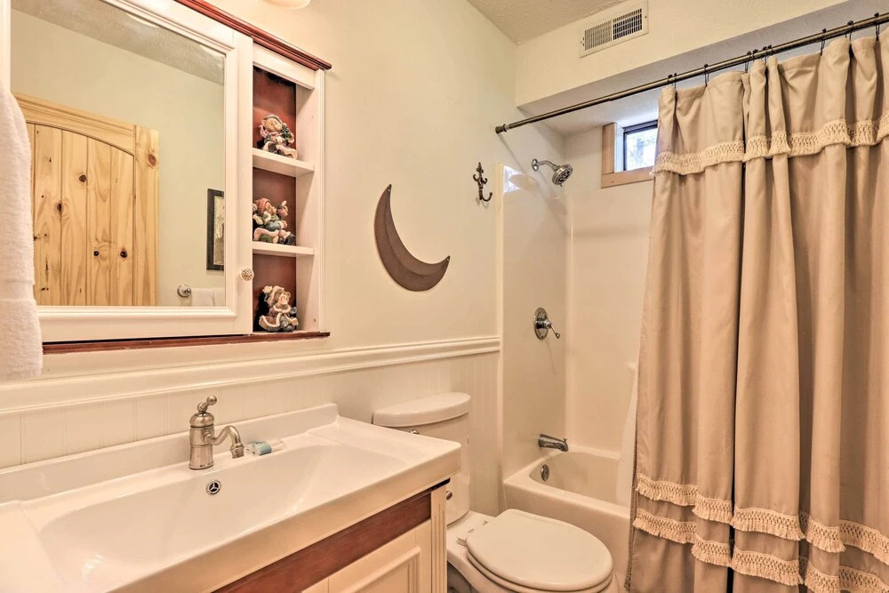 Mtn-view Cabin w/ Hot Tub in Sevierville!