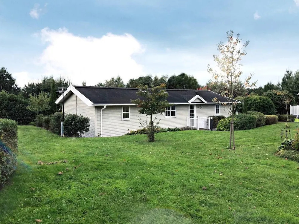 Holiday Lettings Beech Lodge - Stunning 6-bed King