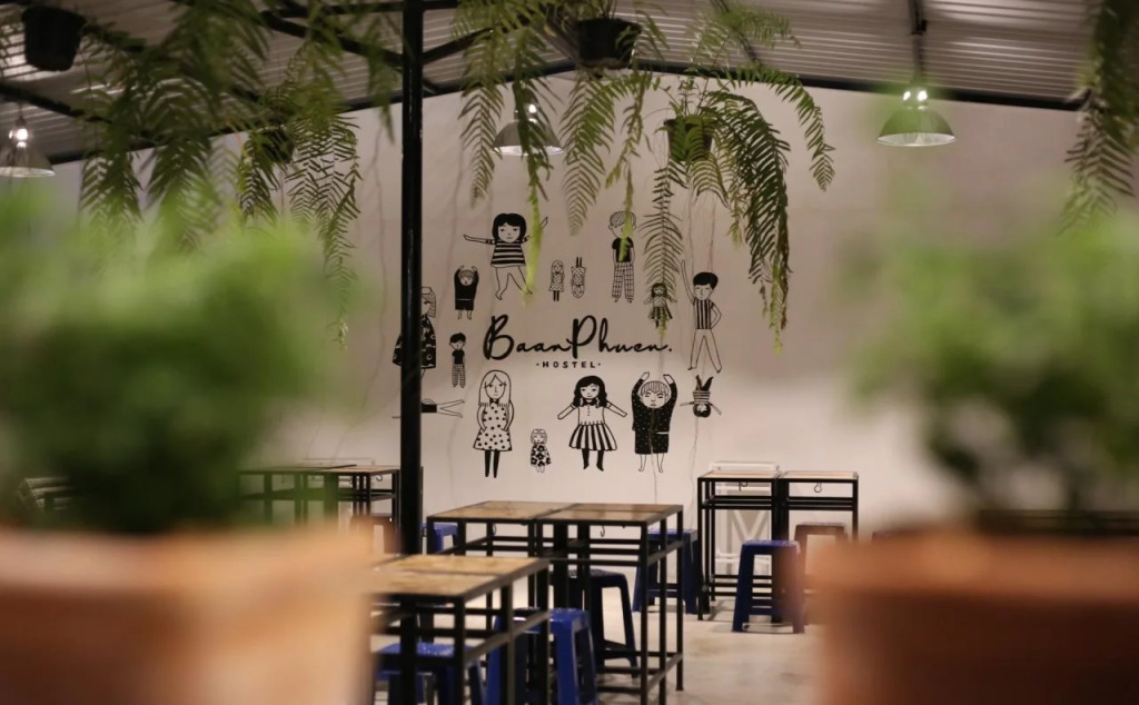 Baan Phuen Hostel & Rooftop Bar