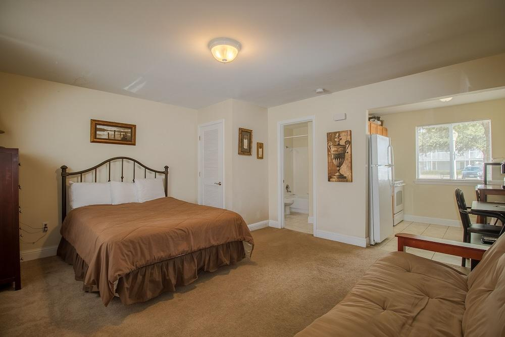Oak Shores-Oak Shores Studio 29