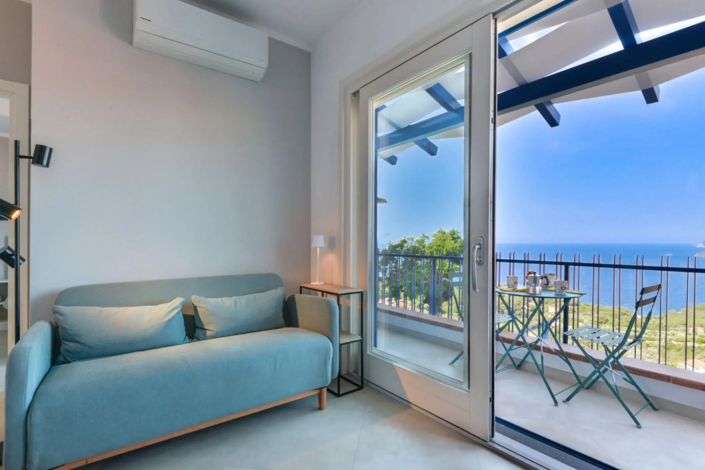 In an oasis of tranquillity, with breathtaking views, a stone's throw from the wonderful historic ce-Galatea