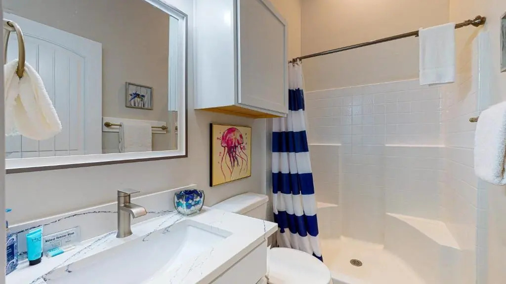 BC102 Beautifully Decorated Townhome, Heated Shared Pool, 1 Minute to Beach