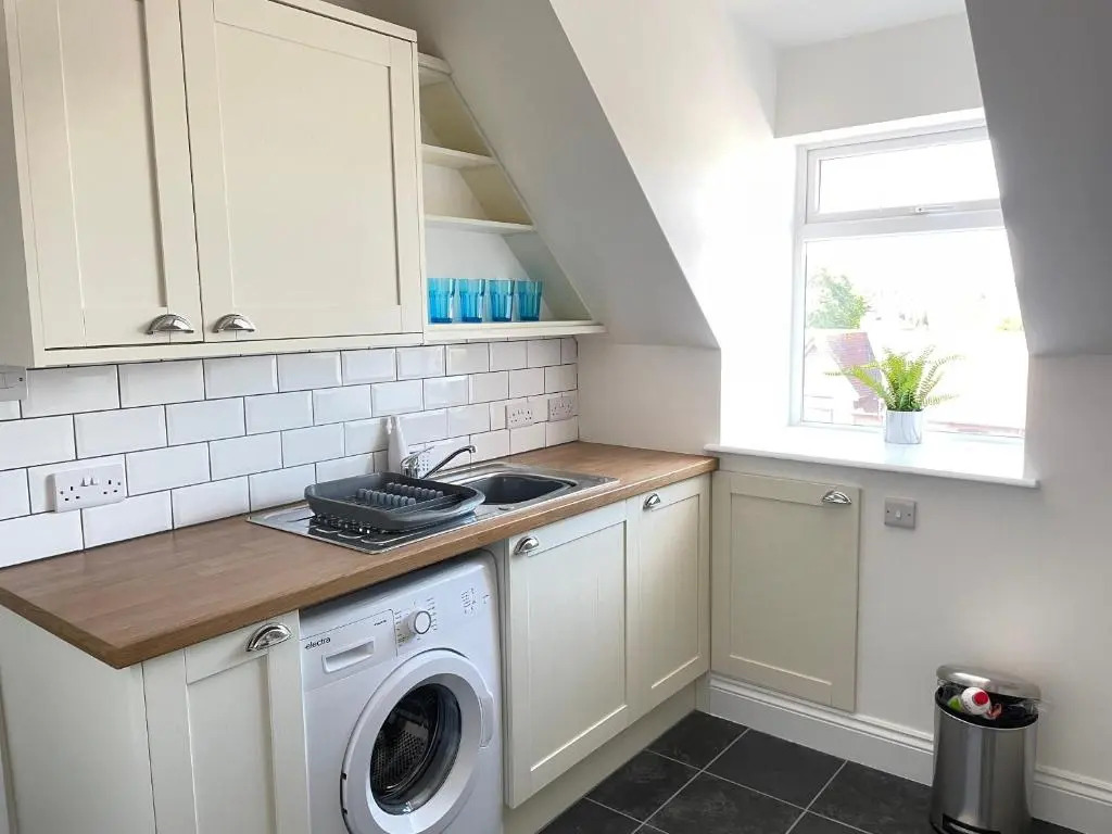 Spacious 3-Bed, Town Centre, Parking, Near Beach