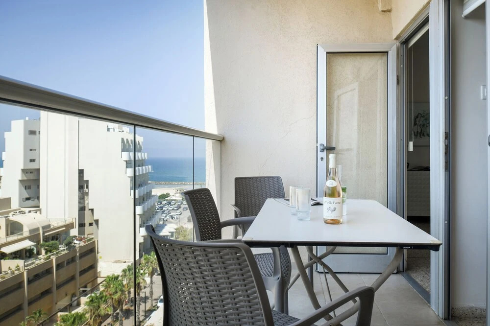3BR SeaView Apt by the Beach by SeaNRent