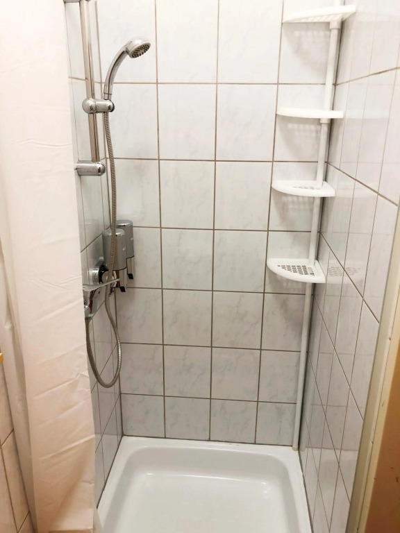 New, bright apartment near the metro!