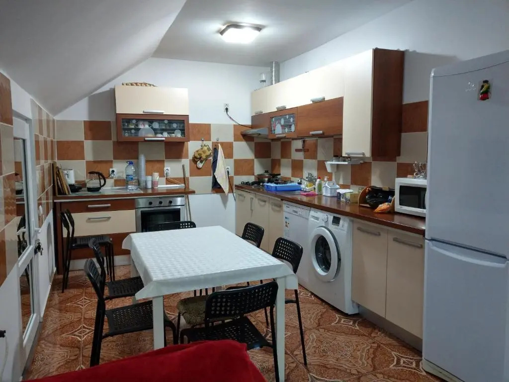 Apartament 5 camere cu balcon Costinesti plaja 5 minute Nucilor 6