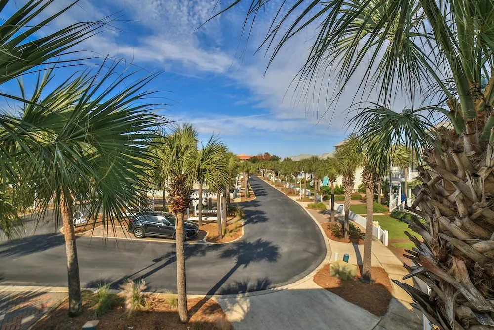Ocean View Abode Luxurious 4bd, Walk to Beach!
