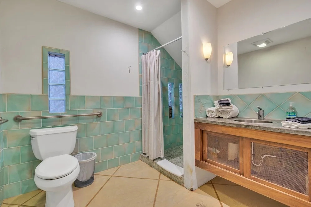 Cypress House & Studio, Walk To Healdsburg Plaza 3 Bedroom Home by RedAwning