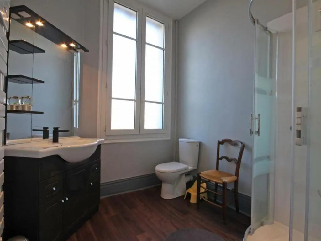 Maison de maître 19ème siècle avec grand parc et 5 chambres, tout inclus, à LAigle - FR-1-497-57