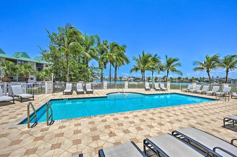 Naples Escape in Regatta w/ Resort Amenities!
