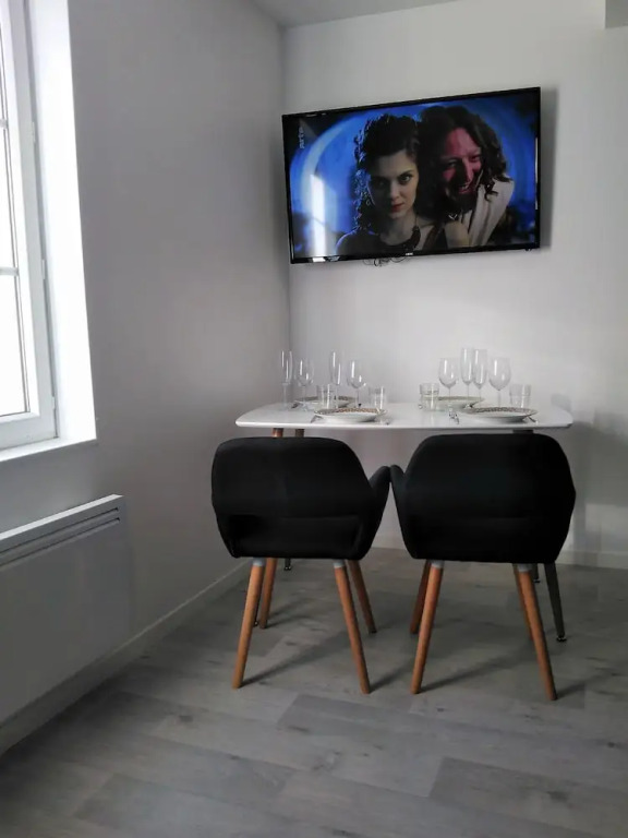 L établissement LA PLAGE A 2 PAS vous propose, 3 Appartements DEUX chambres, 1 appartement une pièce avec CLIMATISEUR , Netflix, lits faits à votre arrivée, serviettes de toilette, Ménage, Wifi, en hyper centre ,Plage à 100m, BOX à Vélos