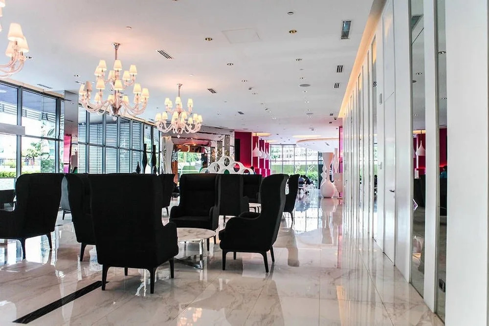 Azure Rio West Wavepool 1BR Near Airport