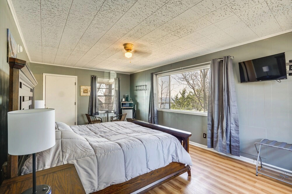 Unit 4 On the Strip! Lake Ozark Gem w/ Pool Access