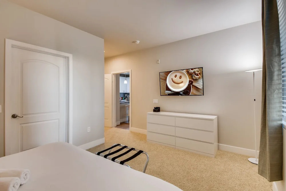 Spectacular Coffee Theme - Fast Wifi - Work Area - 2BR/2.5 Bath - Free Parking! (FV8)