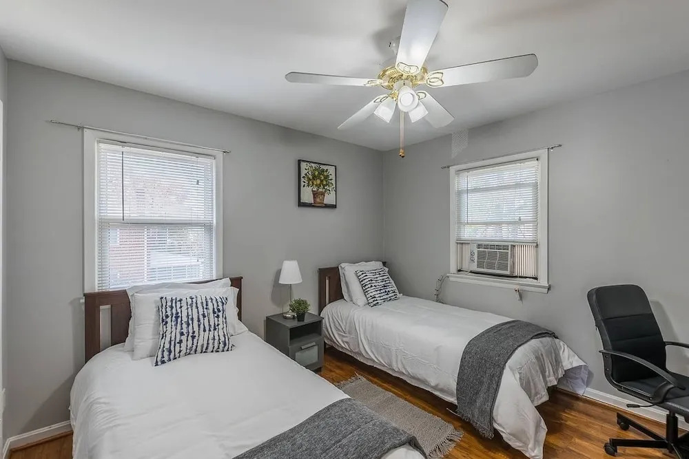 Gorgeous House with Pool Table 1 block to metro