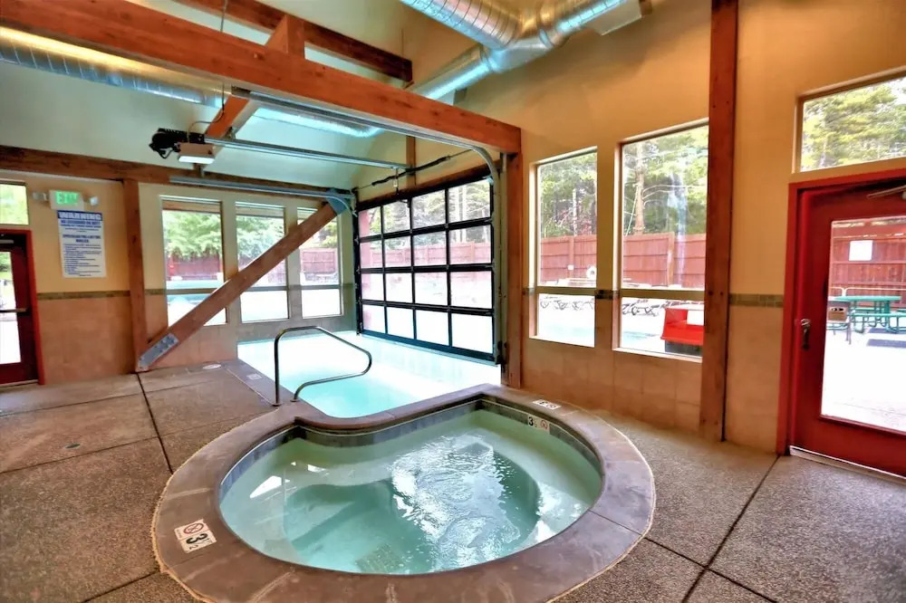 Pine Ridge 7e - Ski-in / Ski-out 3 Bedroom Condo by RedAwning